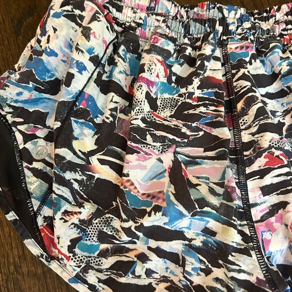 Lululemon hotty hot shorts size 4 - Picture 3 of 4